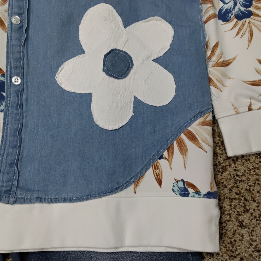 3864 Size XL Upcycld Floral Blue and White Women's Sweatshirt - Picture 3 of 7